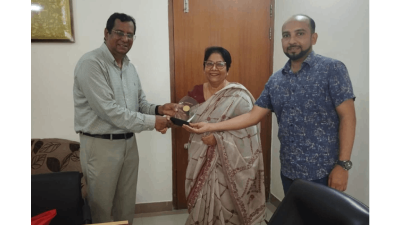পুরষ্কার নিচ্ছেন ডা. জাহানারা আলাউদ্দিন