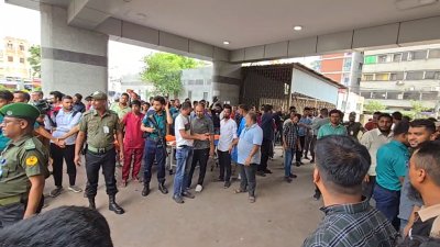 বার্ন ইনস্টিটিউটের সামনে ভিড়