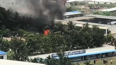মাইলস্টোন প্রিপারেটরি কেজি স্কুলের (বাংলা মাধ্যম) পেছনের ভবনের ওপর প্রশিক্ষণ বিমান বিধ্বস্ত (ছবি: সংগৃহীত)