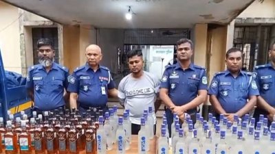 ভারতীয় মদসহ আটক আজিজুর রহমান হৃদয়