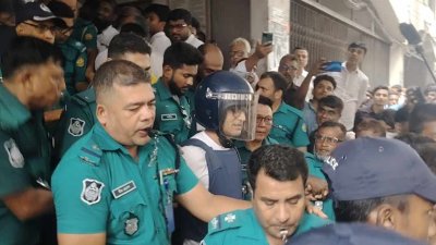 আদালত প্রাঙ্গণে পুলিশি হেফাজতে সৈয়দ সায়েদুল হক সুমন