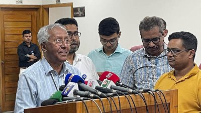 কথা বলছেন আখতার আহমেদ