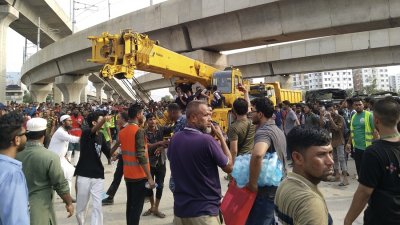 বিধ্বস্তের ঘটনা দেখতে রাস্তায় ভিড় জমায় উৎসুক এলাকাবাসী