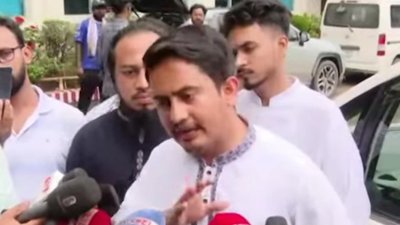 সাংবাদিকদের সঙ্গে কথা বলেন সারজিস আলম