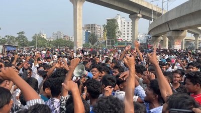 উত্তরায় মাইলস্টোন কলেজের সামনে শিক্ষার্থীদের বিক্ষোভ