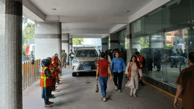 বার্ন ইন্সটিটিউটের সামনে স্বেচ্ছাসেবী সংগঠনের সদস্যরা