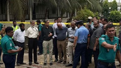 ঘটনাস্থলে আইন উপদেষ্টা ড. আসিফ নজরুল, শিক্ষা উপদেষ্টা অধ্যাপক ড. সি আর আবরার ও প্রধান উপদেষ্টার প্রেস সচিব শফিকুল আলম