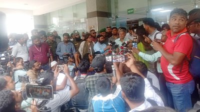 প্রেস বিফ্রিংয়ে কথা বলছেন নৌ পরিবহন উপদেষ্টা ব্রিগেডিয়ার জেনারেল (অব.) এম সাখাওয়াত হোসেন