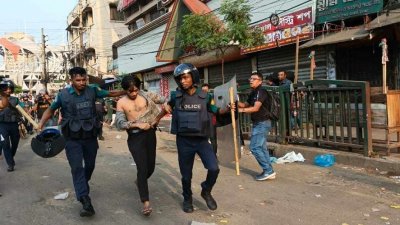 গুলিস্তানে একজন বিক্ষোভকারীকে আটক করে নিয়ে যাচ্ছে আইনশৃঙ্খলা রক্ষা বাহিনীর সদস্যরা