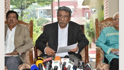 গণমাধ্যমের সঙ্গে কথা বলছেন জাতীয় ঐকমত্য কমিশনের সহ-সভাপতি অধ্যাপক আলী রীয়াজ