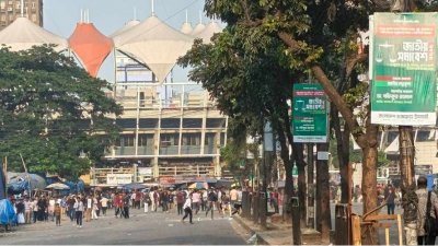 ক্ষুব্ধ শিক্ষার্থীদের সঙ্গে সচিবালয়ের সামনে আইনশৃঙ্খলা রক্ষাকারী বাহিনীর পাল্টাপাল্টি ধাওয়ার ঘটনা ঘটেছে