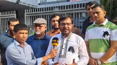 সাংবাদিকদের সঙ্গে কথা বলছেন মজিবুর রহমান মঞ্জু