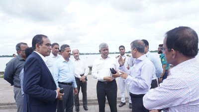 মোংলা বন্দরের বিভিন্ন কার্যক্রম সরেজমিনে ঘুরে দেখেন এনবিআরের চেয়ারম্যান