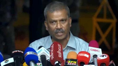 ব্রিফ করছেন উপদেষ্টা আসিফ নজরুল