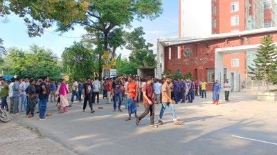 দিনাজপুর শিক্ষা বোর্ডে তালা ও মহাসড়ক অবরোধ