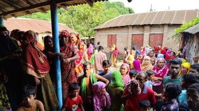 মৃতদের বাড়িতে স্বজনরা ও প্রতিবেশীরা