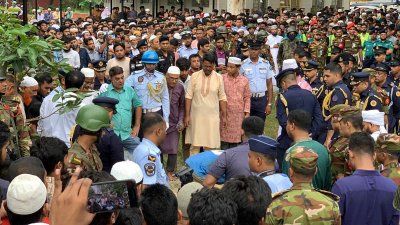 পাইলট তৌকিরকে শেষবার দেখতে মানুষের ভিড়