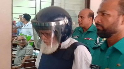 আদালত প্রাঙ্গণে পুলিশ প্রহরায় সালমান এফ রহমান (ফাইল ছবি)