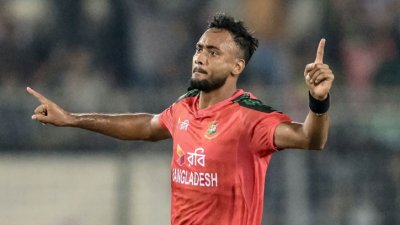 শরিফুলের উইকেট উদযাপন