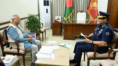 প্রধান উপদেষ্টা মুহাম্মদ ইউনূসের সঙ্গে সাক্ষাৎ করেন বিমানবাহিনীর প্রধান এয়ার চিফ মার্শাল হাসান মাহমুদ খান