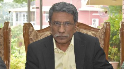 বৈঠক শেষে ব্রিফ করছেন ড. আলী রীয়াজ