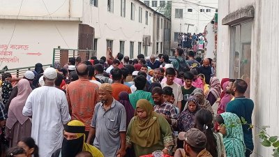 মাইলস্টোন স্কুল অ্যান্ড কলেজে বিমান বিধ্বস্তের স্থানে উৎসুক মানুষ