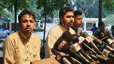 সাংবাদিকদের সঙ্গে কথা বলছেন নুরুল হক নুর