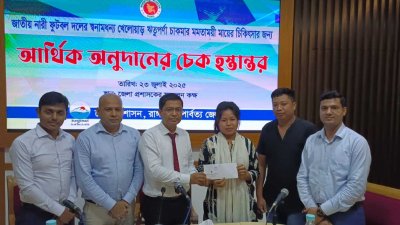 অনুদানের চেক তুলে দেন জেলা প্রশাসক মোহাম্মদ হাবিব উল্লাহ মারুফ