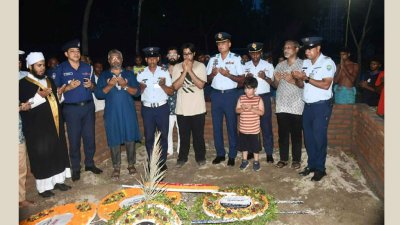 শিক্ষিকা মেহরীন চৌধুরীর সমাধিতে শ্রদ্ধা জানানোর পর দোয়া করা হচ্ছে