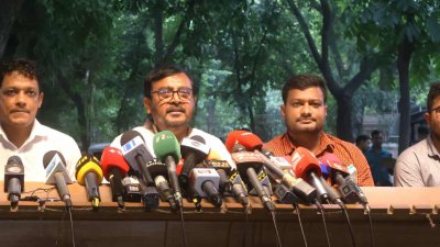 রাজনৈতিক দলগুলোর বৈঠক শেষে ব্রিফ করেন মজিবুর রহমান মঞ্জু