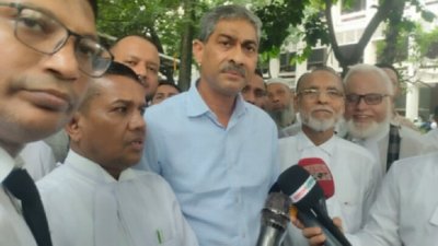 আদালত প্রাঙ্গণে আইনজীবীদের সঙ্গে শহীদ উদ্দিন চৌধুরী এ্যানি