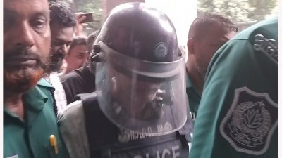 আদালতে পুলিশ প্রহরায় আবুল বারাকাত