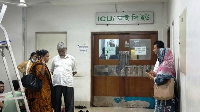 বার্ন ইনস্টিটিউটে আইসিইউর সামনে দগ্ধ শিশুদের অভিভাবকরা