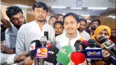 সাংবাদিকদের সঙ্গে কথা বলছেন জাতীয় নাগরিক পার্টি-এনসিপির মুখ্য সংগঠক (উত্তরাঞ্চল) সারজিস আলম