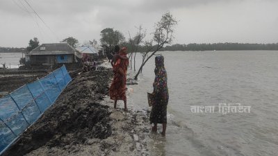 প্রাকৃতিক দুর্যোগে জলবায়ু উদ্বাস্তুতে পরিণত হচ্ছেন শ্যামনগর ও আশাশুনি উপকূলের বাসিন্দারা। ফাইল ছবি