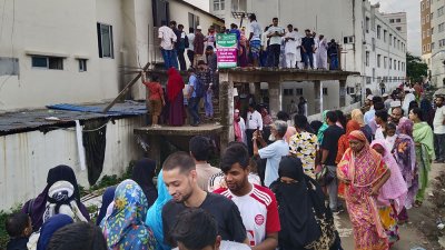 মাইলস্টোন স্কুল অ্যান্ড কলেজের সামনে লেগে আছে নারী-পুরুষের ভিড়