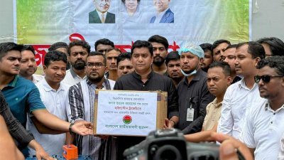 দুর্ঘটনায় আহতদের জন্য ত্রাণসামগ্রী  প্রদান করে ছাত্রদল
