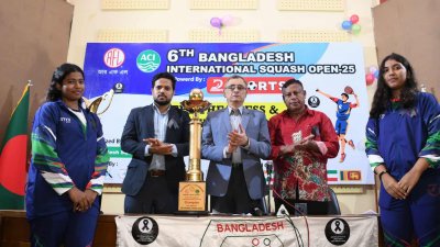 ট্রফি উন্মোচনে খেলোয়াড় ও কর্মকর্তারা।