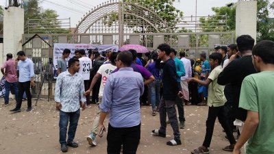 মাইলস্টোন স্কুল অ্যান্ড কলেজের সামনে অপেক্ষমান অভিভাবকেরা