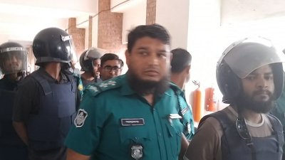 আদালত প্রাঙ্গণে আসামিরা