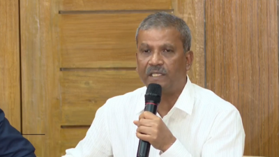 সাংবাদিকদের ব্রিফ করছেন আইন উপদেষ্টা আসিফ নজরুল