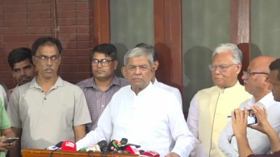 সাংবাদিকদের উদ্দেশে বক্তব্য রাখছেন মির্জা ফখরুল ইসলাম আলমগীর