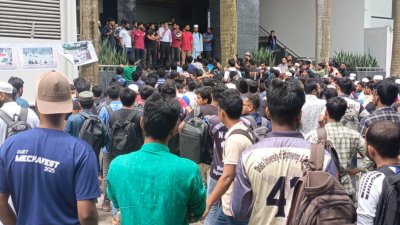 অভিযুক্তদের বিশ্ববিদ্যালয় থেকে স্থায়ীভাবে বহিষ্কারের দাবিতে বিক্ষোভ