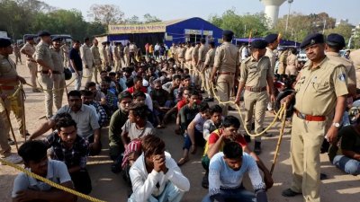 ভারতে অবৈধ অভিবাসী অভিযোগে গ্রেফতারকৃতদের একাংশ। ফাইল ছবি: রয়টার্স