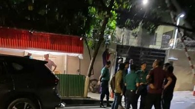 বুধবার মধ্যরাতে ফিরোজার সামনের ছবি