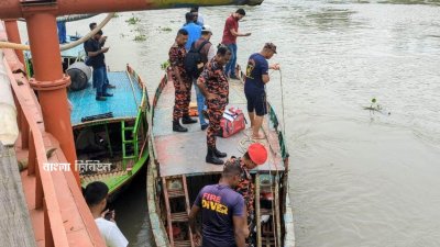 জুলাই গণঅভ্যুত্থানে গাজীপুরের কোনাবাড়ী এলাকায় গুলিতে নিহত শিক্ষার্থী মো. হৃদয়ের লাশের সন্ধানে প্রায় এক বছর পর অভিযান চালিয়েছে ফায়ার সার্ভিসের ডুবুরি দল