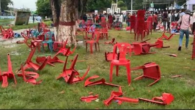 সভাস্থলে হামলায় ভাঙচুর করা চেয়ার