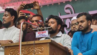 ব্রাহ্মণবাড়িয়া শহরের জাতীয় বীর আব্দুল কুদ্দুস মাখন পৌর মুক্তমঞ্জে পথসভায় বক্তব্য রাখেন এনসিপির আহ্বায়ক নাহিদ ইসলাম