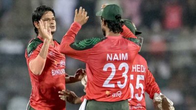 নাসুম দুই ওপেনারকে ফেরান