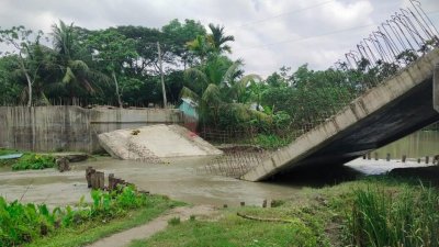 ভেঙে ফেলা হলো সেতুর ত্রুটিপূর্ণ অংশ